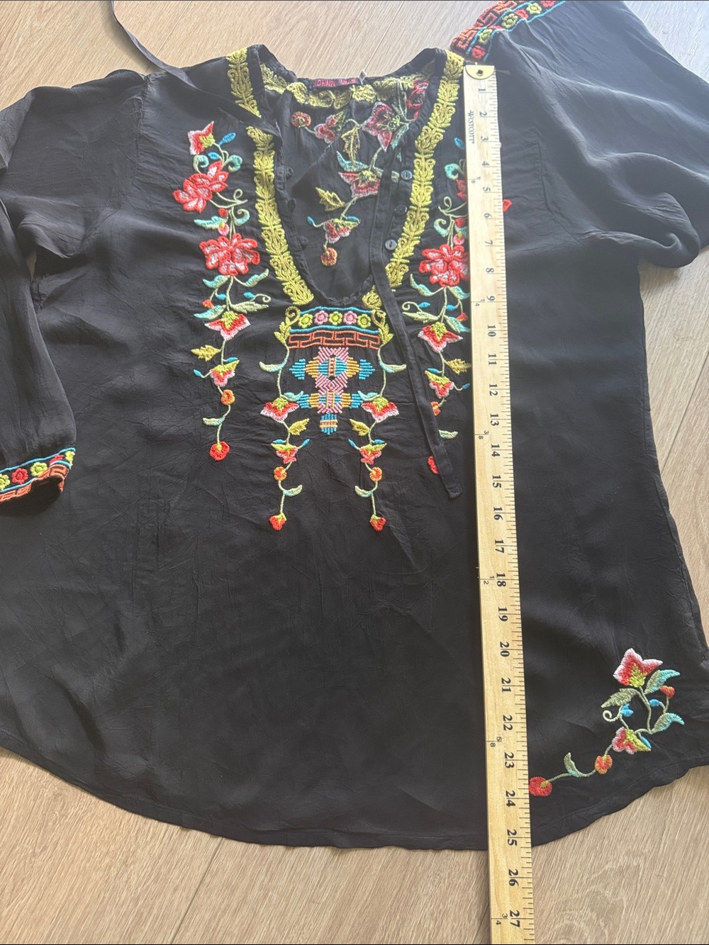 Johnny Was Suko Tunic Top Black Embroidered V-Neck Size Petite M - Picture 15 of 15